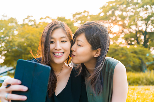 마음을 연결하는 레즈비언의 사랑: 진정한 파트너를 찾기 위해