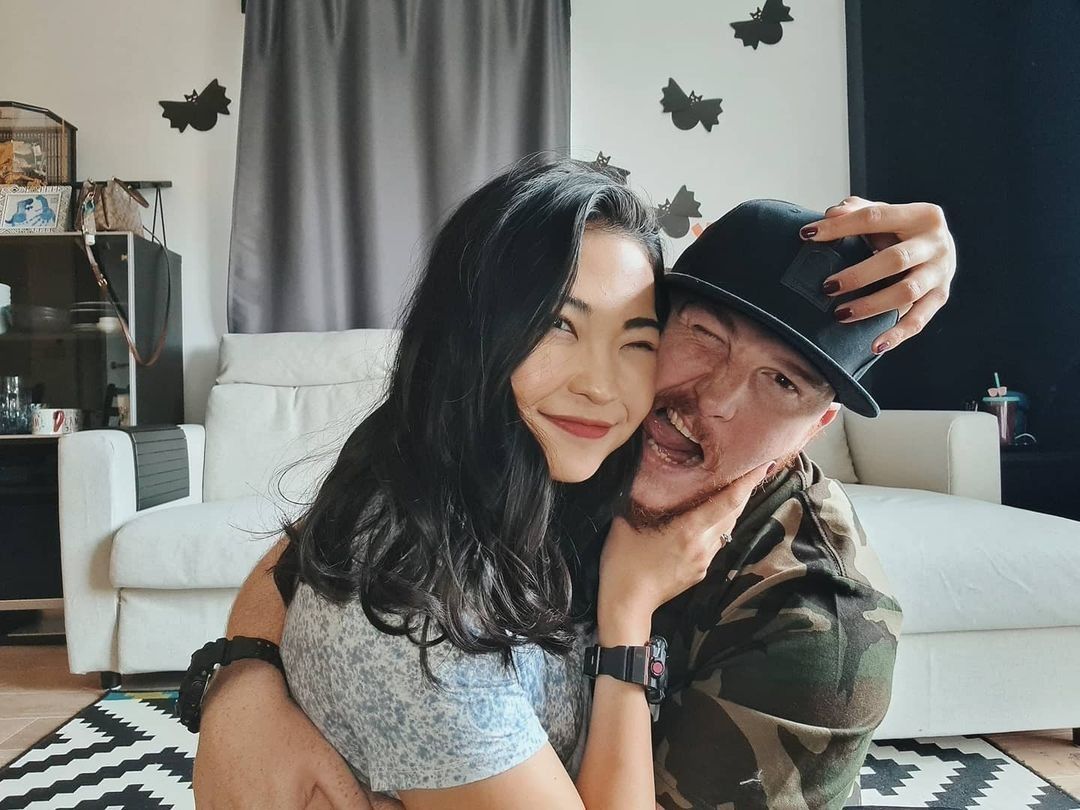 {{https://yoitoki.jp/en?ch=blogen}}若い女性 年上の男性 カップル