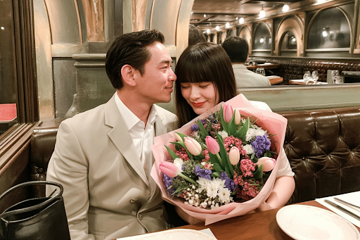 {{https://yoitoki.app.link/ownblog_en}}外国のパートナーとの心のつながりを感じている幸せな日本の女性