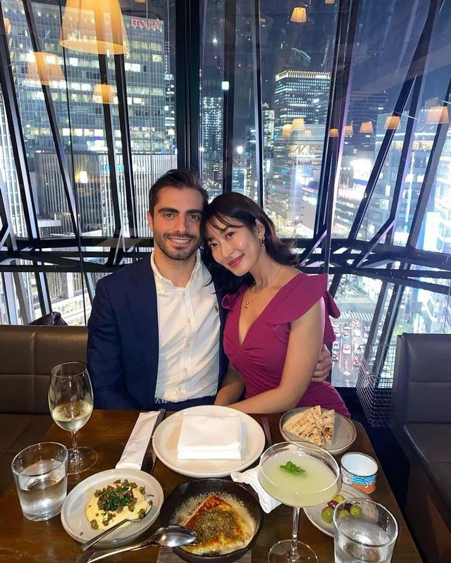 {{https://yoitoki.app.link/ownblog_en}}日本のレストランで外国の男性とのご飯デートを楽しむ日本女性