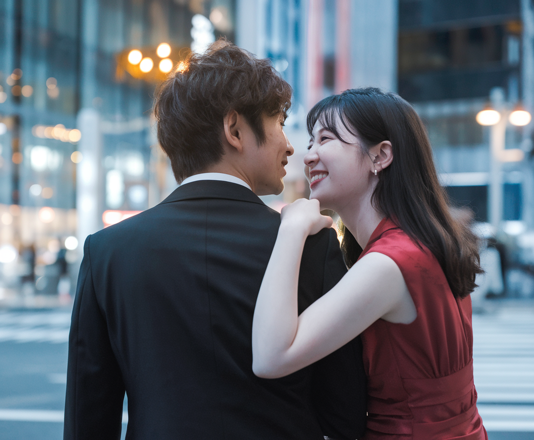 {{https://yoitoki.app.link/ownblog_en}}リラックスして軽く腕組みする笑顔の男性 - パパ活で良好な関係を示すボディランゲージ