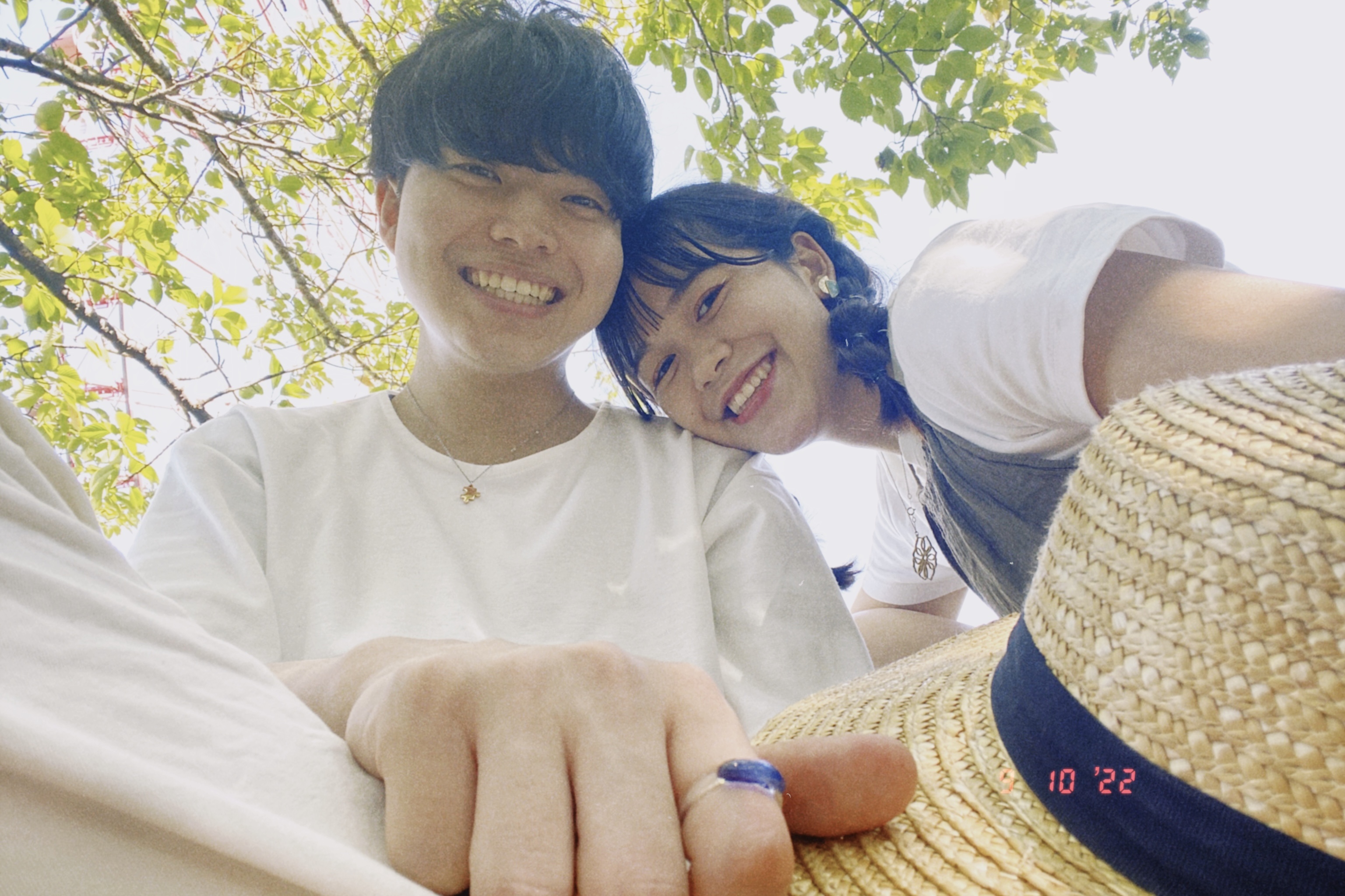 {{https://yoitoki.app.link/ownblog_en}}キスの心理学を表す脳内ホルモンとカップルのシルエット図解