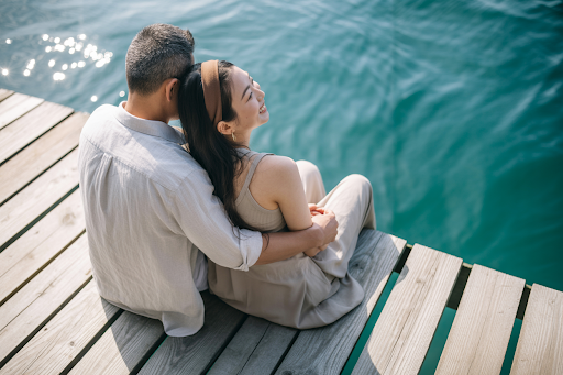 {{https://yoitoki.app.link/ownblog_en}}細かく覚えているシャイな男性 - 以前の会話を思い出す表情の男性