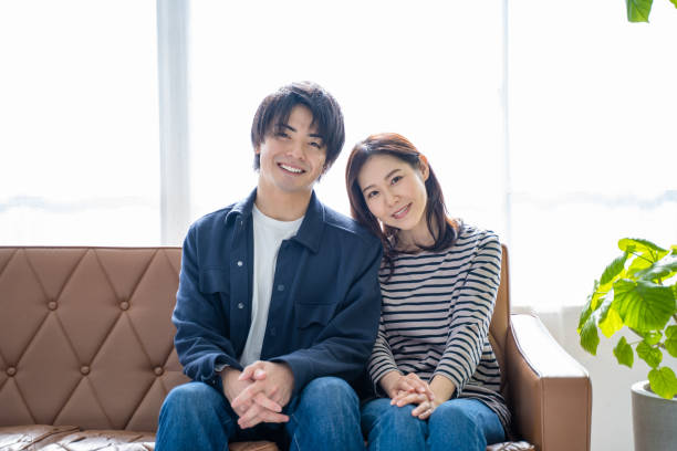 {{https://yoitoki.app.link/ownblog_en}}「カフェで真剣に会話する男女、誠実なコミュニケーションを示す」