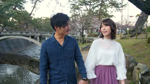 {{https://yoitoki.app.link/ownblog_en}}精神的に余裕のある30代男性が女性の話を穏やかに聞いている様子